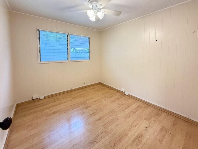 Building Photo - Charming 3-Bedroom Home with Massive Yard in Urban Honolulu!
