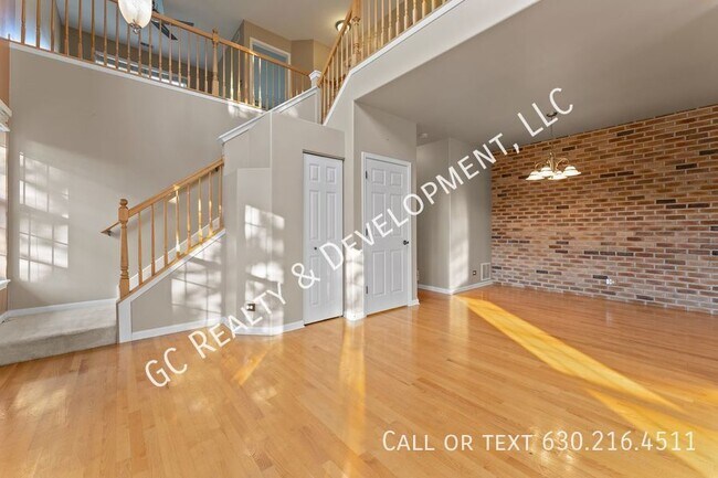 Building Photo - ***2300 SF END UNIT W/LOTS OF LIGHT / 2 BD...