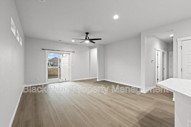 Building Photo - 895 N Aleppo Wy