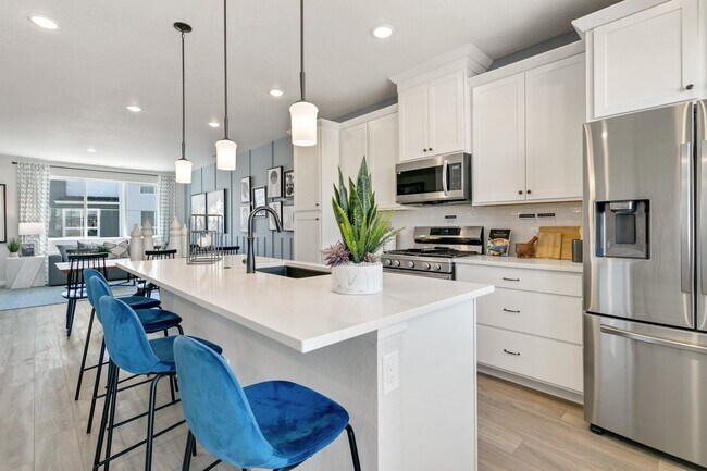 Building Photo - Newer 4 bed Townhome at The Commons at Vic...