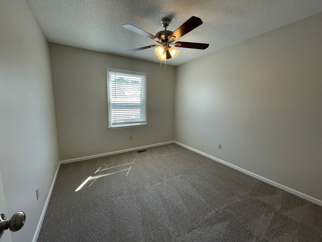 Building Photo - Stunning 4BR 2.5BA w/ Granite Kitchen in South Overland Park