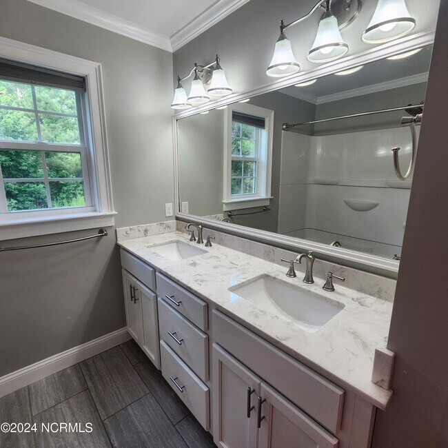 Building Photo - 115 Blue Bird Ln