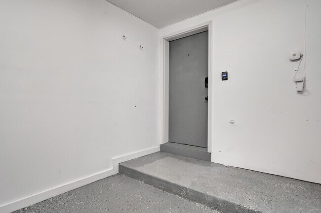 Building Photo - 17034 Farmington Rd