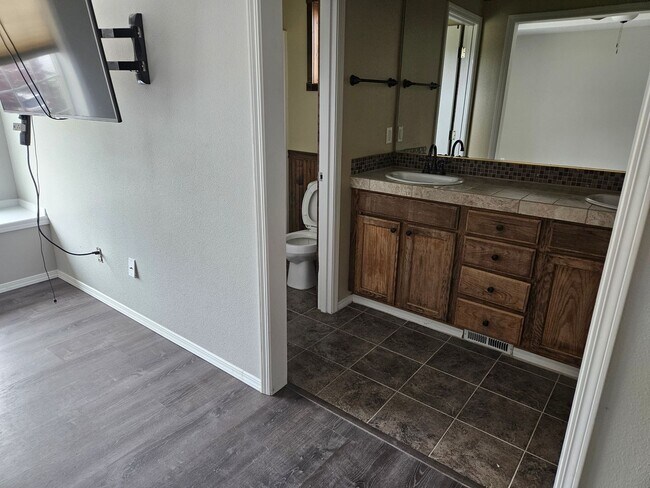 Building Photo - Spacious 4 bedroom, 2 1/2 bath House