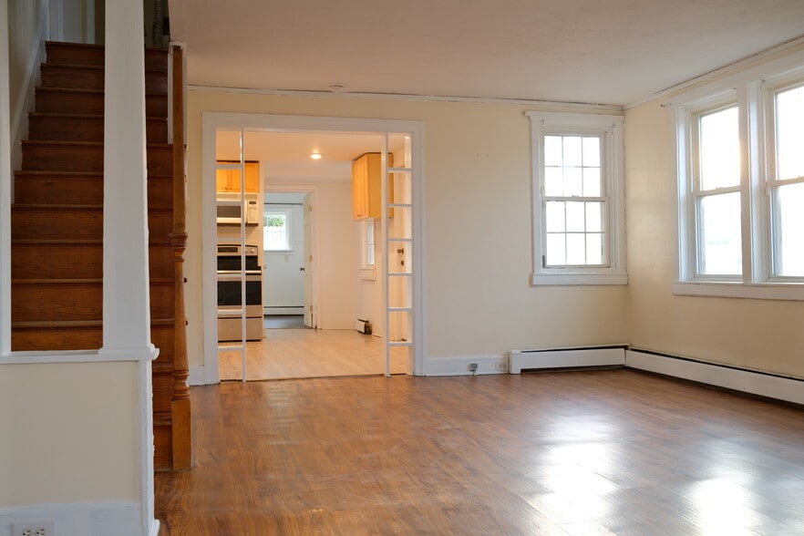 Building Photo - 1102 Lancaster Ave