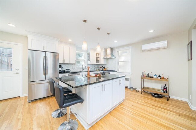 Building Photo - 118 W 46th St
