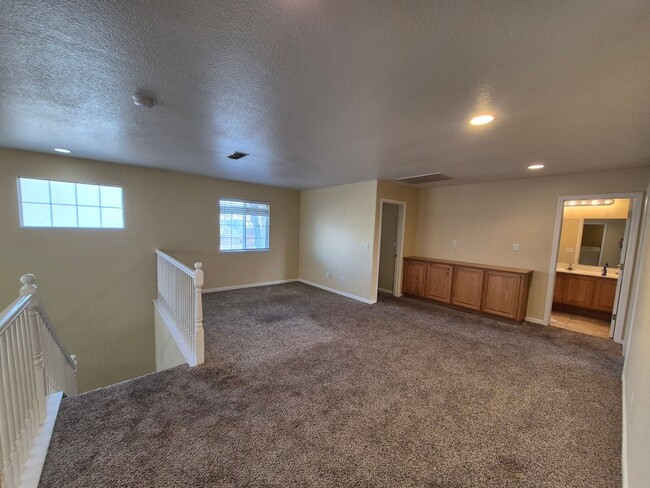 Building Photo - 4 Bedroom 3 Bath home with loft and bonus room