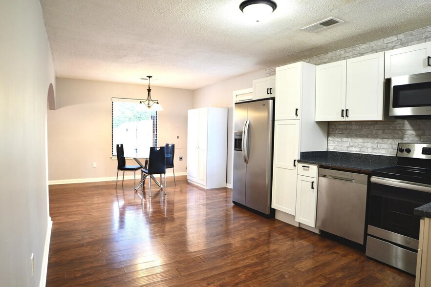 Building Photo - 925 Greenview Rd