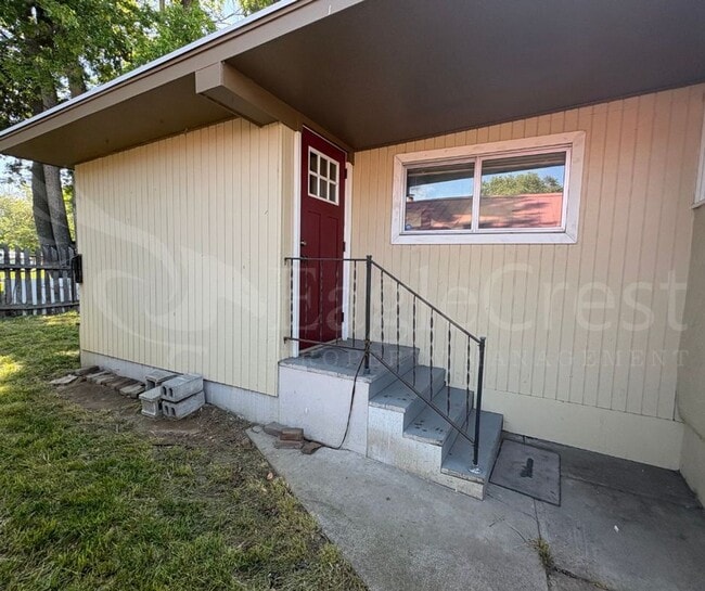 Building Photo - Two Bedroom House with Bonus Room Located ...