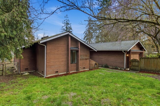 Building Photo - ONE LEVEL LIVING in Peaceful & Private Location!