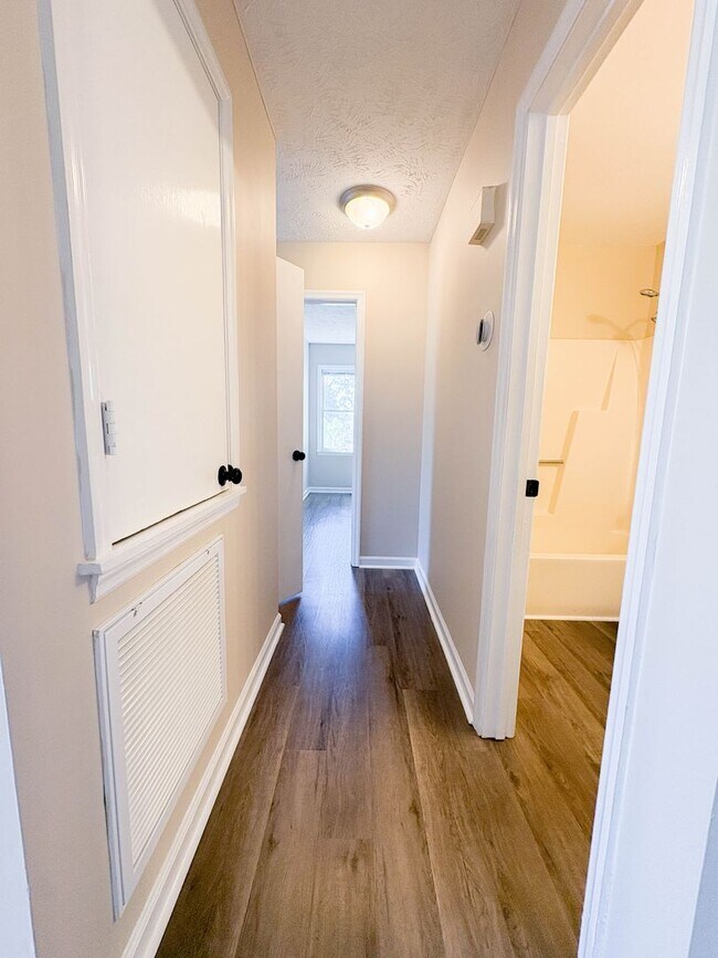 Building Photo - 3 Bedroom 2 Bathroom Home- Small Pets Okay