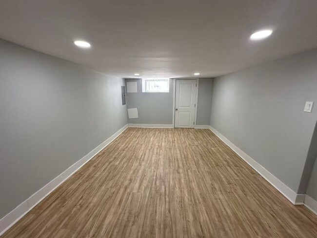 Building Photo - 3b1b house available in South Philly