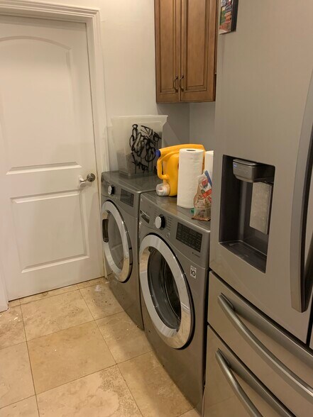 Building Photo - 5037 Parkglen Ave