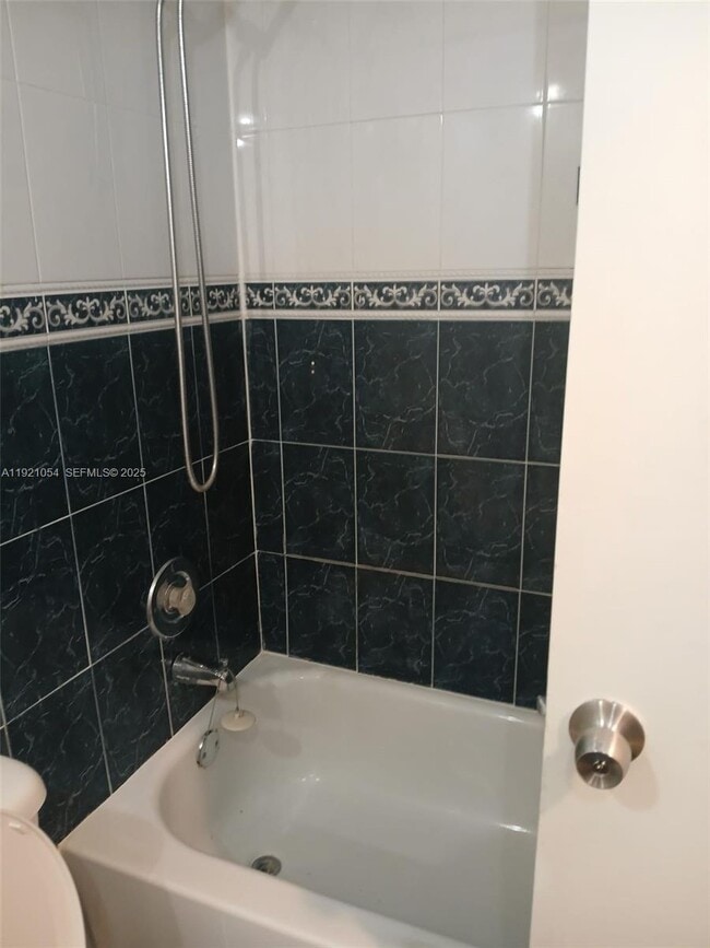 Building Photo - 5550 Lakewood Cir S