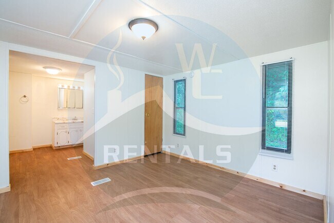 Building Photo - Charming 3-bedroom, 2-bath single wide trailer in Whittier, NC available now for year-long lease.