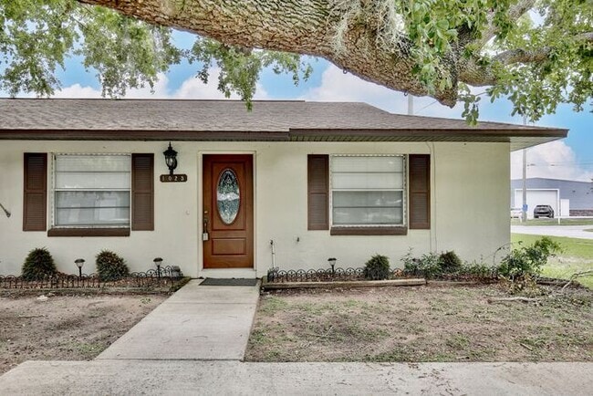 Primary Photo - Beautifully Renovated 2-Bedroom Duplex nea...