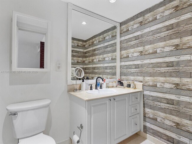 Building Photo - 10350 W Bay Harbor Dr