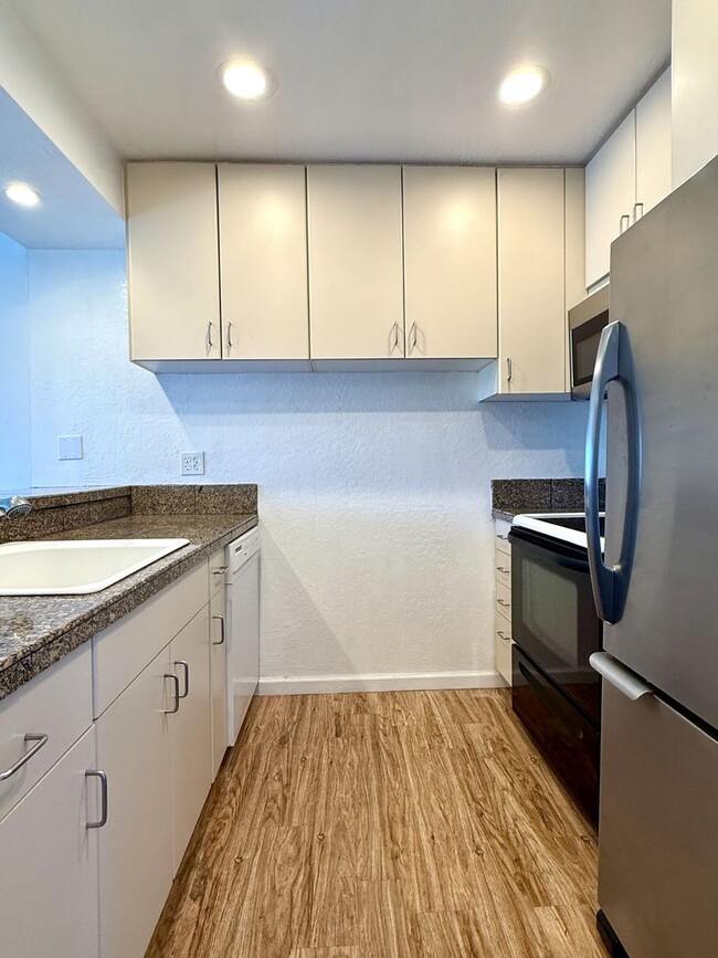 Building Photo - Top Floor Corner Unit Condo With Amazing V...