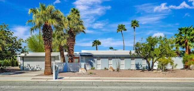 Building Photo - 1102 E Adobe Way