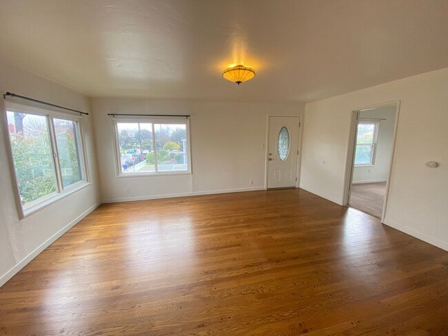 Building Photo - Advent - Low Deposit W/ Laundry & Detached...