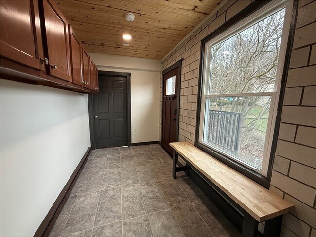 Building Photo - 260 Oak Ave