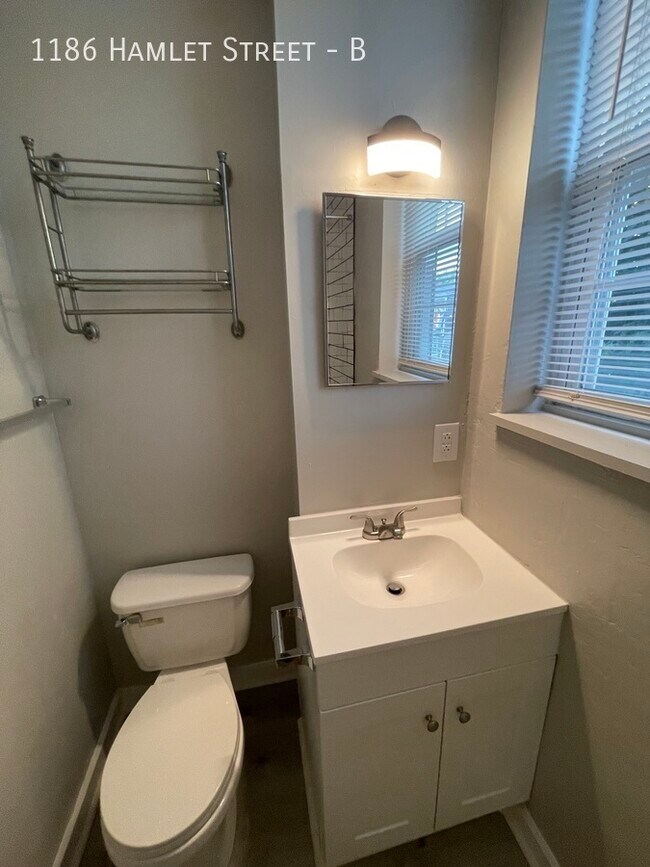 Building Photo - 1186 Hamlet St