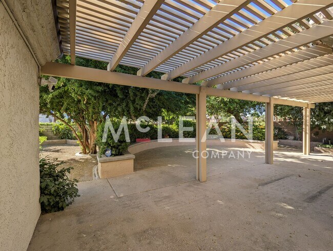 Building Photo - Four Bedroom Oasis - With Solar!