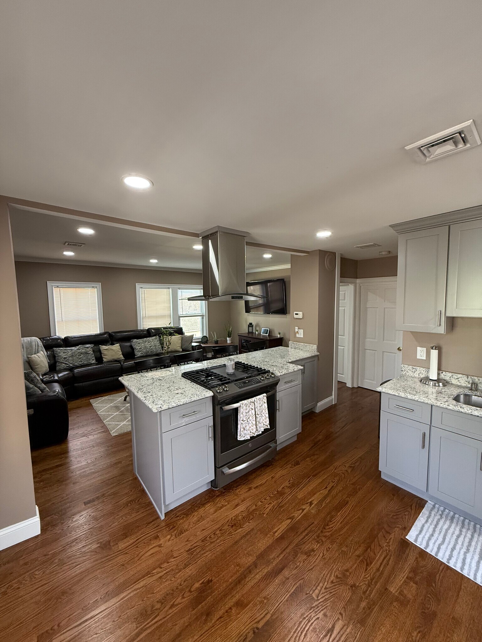 Building Photo - 15 Howard Ave