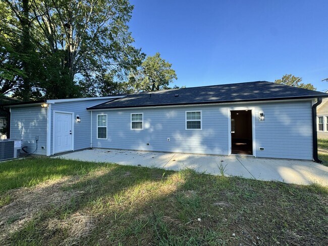 Building Photo - 708 Forrest St