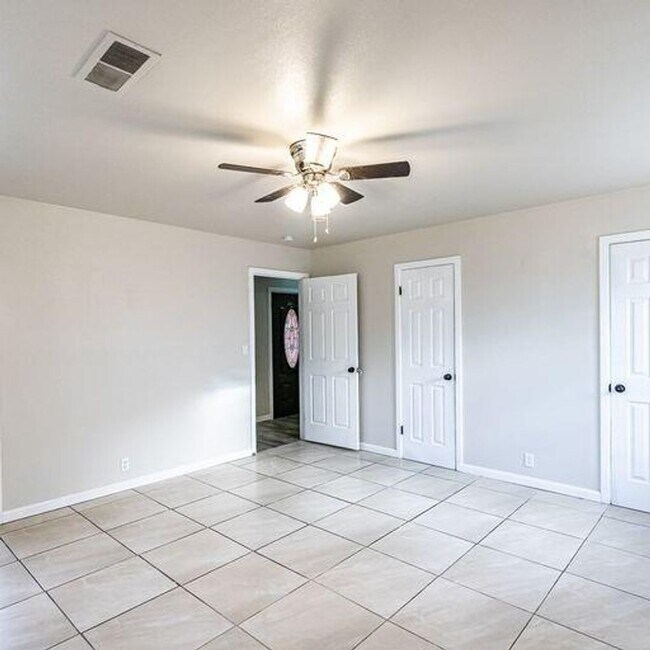 Building Photo - Room to Grow! Spacious, Remodeled 3/2/2 in Great Location!