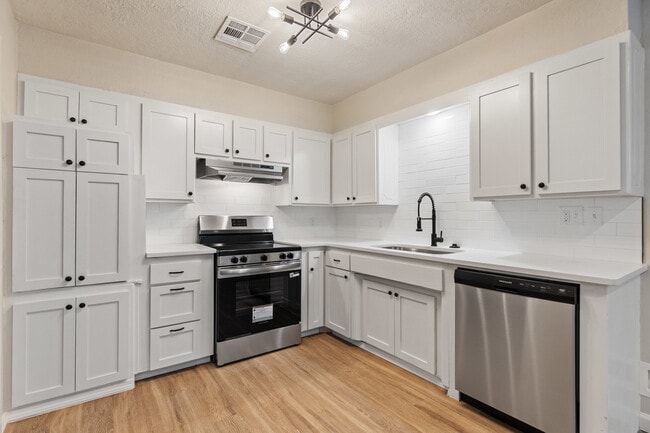 Building Photo - 3325 Del Rancho Rd