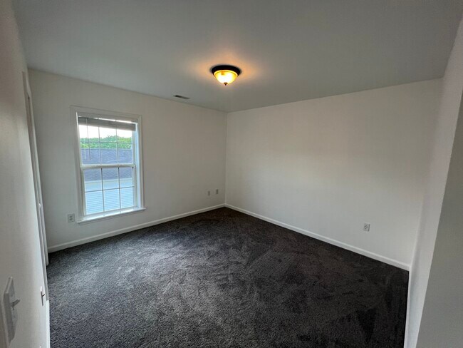 Building Photo - 43 Carlsbad Dr