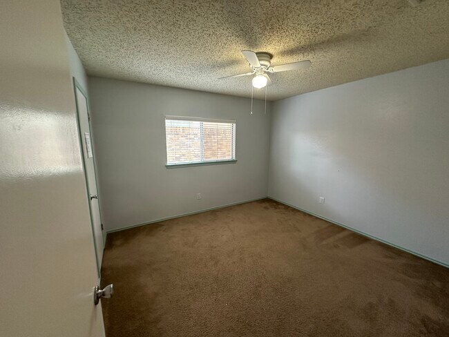 Building Photo - 6409 Shady Green