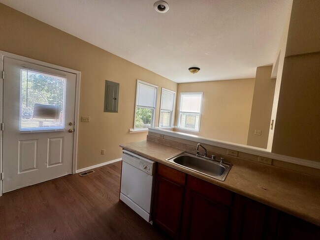 Building Photo - Charming 4 Bedroom close to Patty Jewett Golf Course