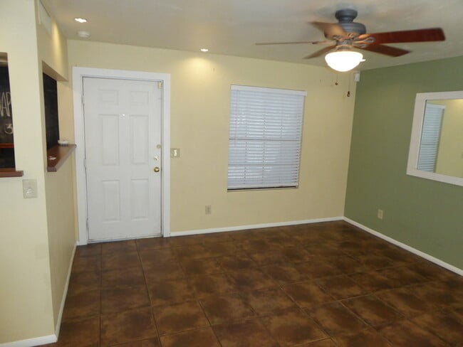 Building Photo - 820 W University Dr