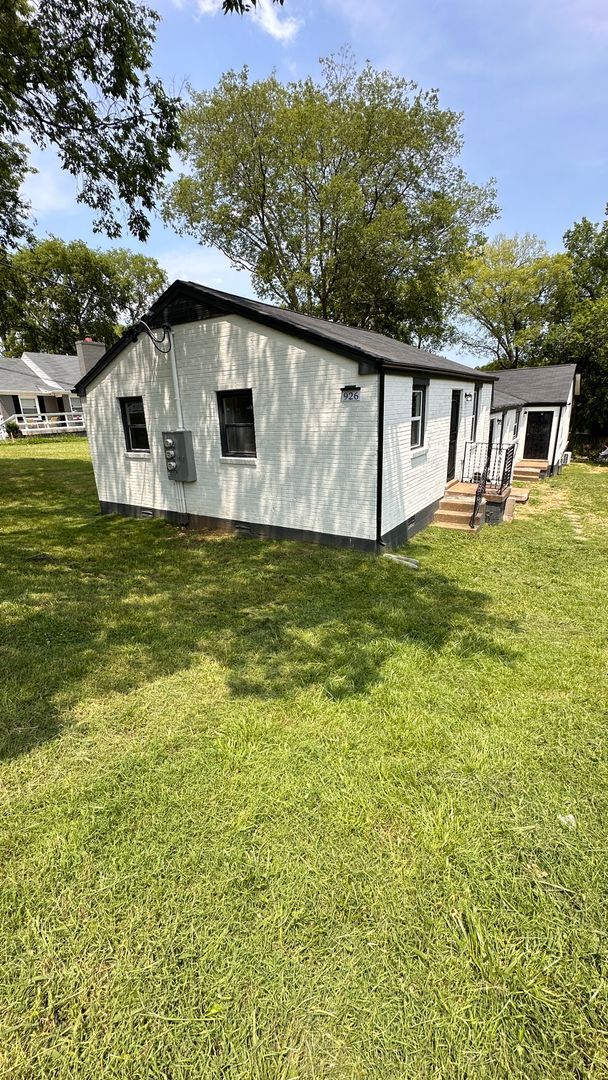 Building Photo - 2BR/1BA Renovated Triplex Unit – Prime Location Near Meharry, TSU, and Vandy!