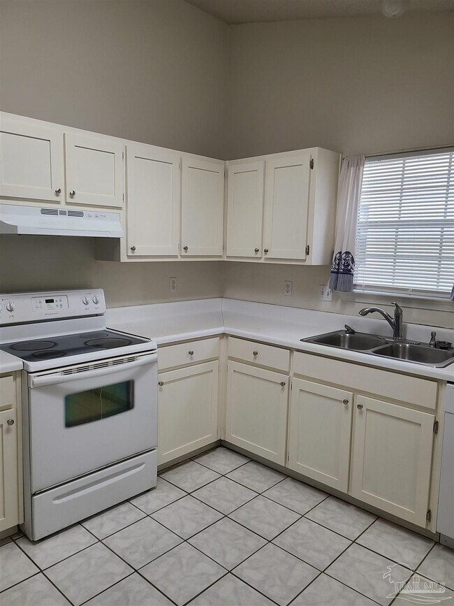 Building Photo - 112 Mirabelle Cir