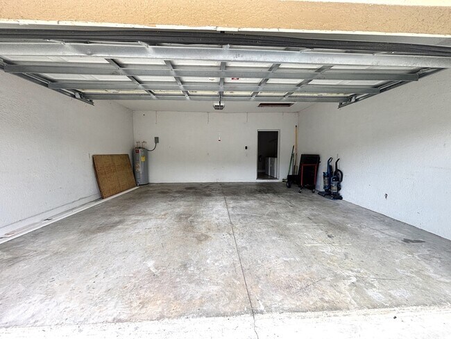 Building Photo - 13220 Fountainbleau Dr