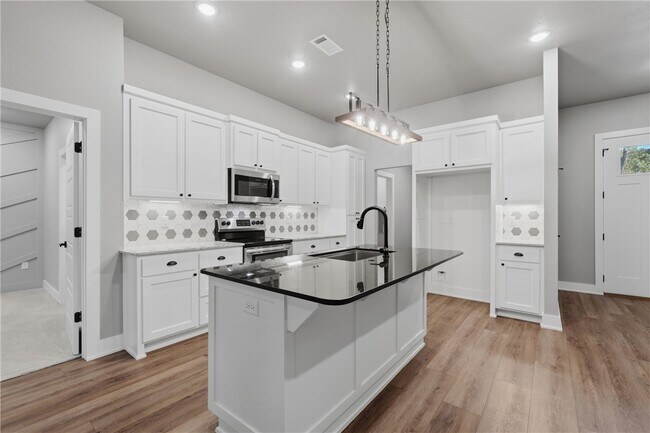 Building Photo - 8 Leyland Dr