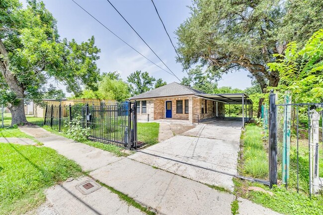 Building Photo - 2711 Chapman St
