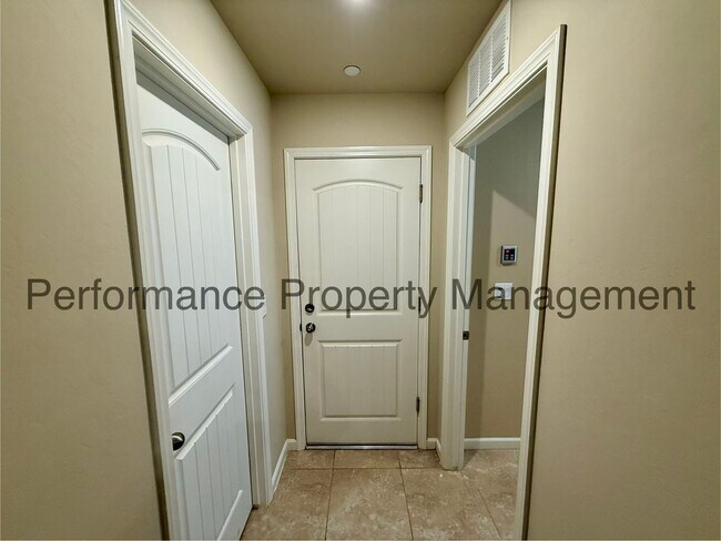 Building Photo - 9024 Selma St