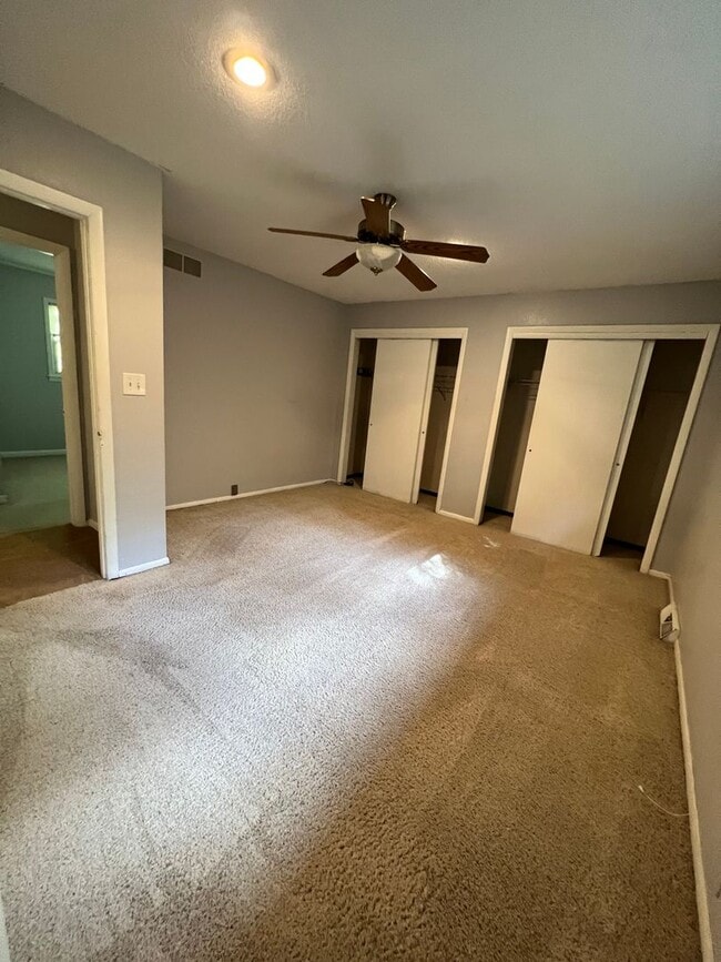 Building Photo - 4 Bed 3 Bath Large lot by Milford lake. Al...