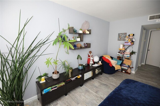 Building Photo - 600 NE 36th St