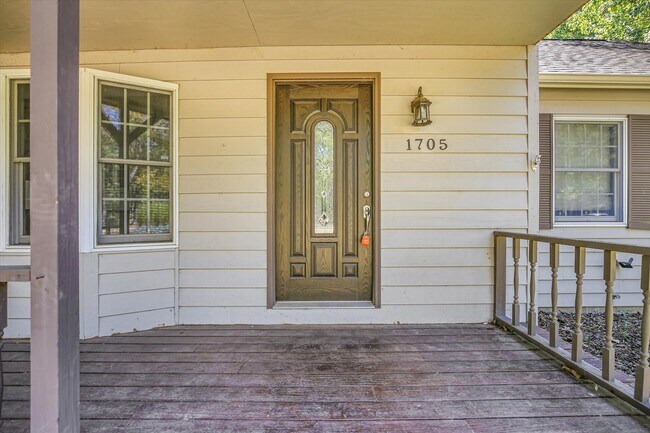 Building Photo - 1705 Lake Shore Dr