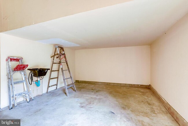 Building Photo - 43709 Clemens Terrace