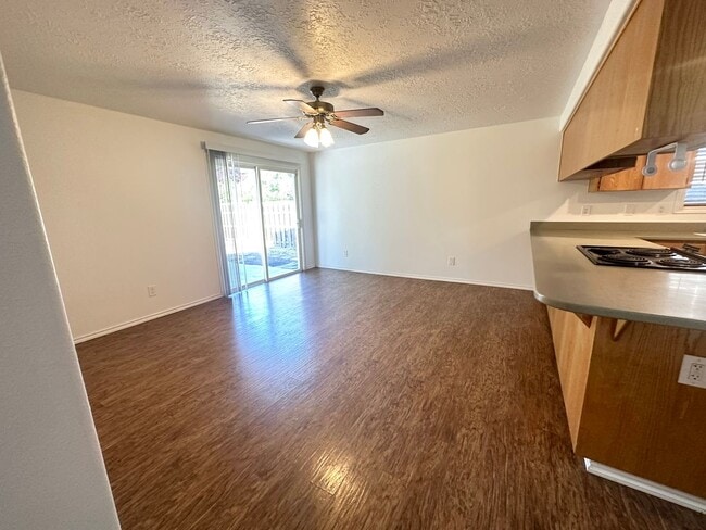 Building Photo - 3 Bedroom 2 Bath Hillsboro Home!