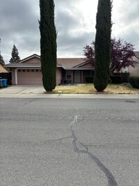 Building Photo - 3 BR 2BA House in Yuba City AVAILABLE NOW!