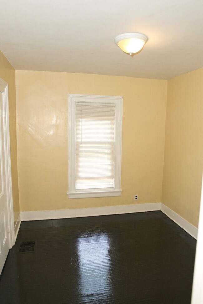 Building Photo - 865-869 Clifford