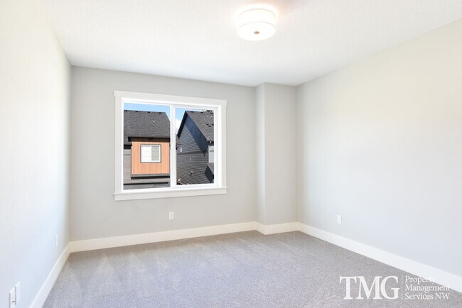 Building Photo - AmazingTownhome with Stunning Finishes! 1900+ Sq Ft, Fenced Yard!