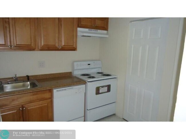 Building Photo - 7900 S Colony Cir